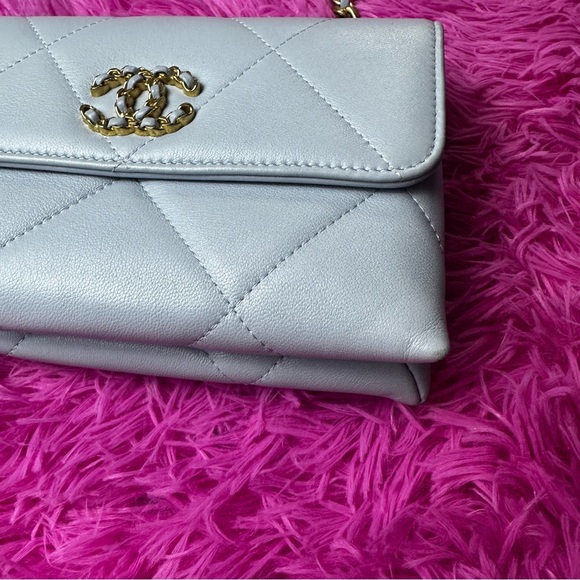 light grey Chanel purse - Picture 5 of 8